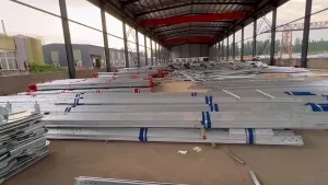 Zone de stockage des composants de pylônes en acier