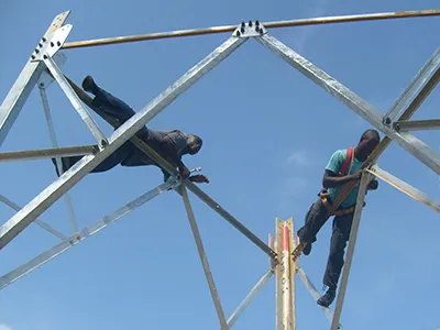 Pylône en acier angulaire à 3 pieds – 50 m