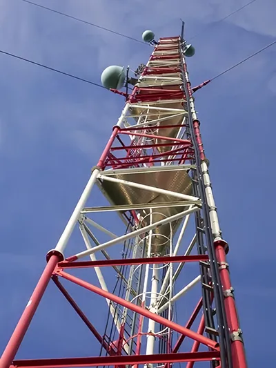 Tour de télécommunication haubanée