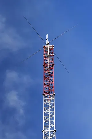 Tour de télécommunication haubanée (Mât haubané)