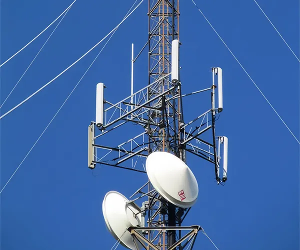 Tour de télécommunication haubanée (Mât haubané)