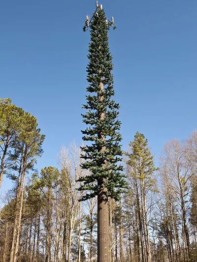 Pylône de télécommunications camouflé